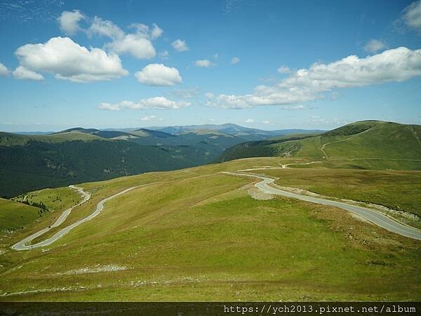 沿著蜿蜒小路翻越美麗高聳的喀爾巴阡山，冷風吹拂的高山驛站休息