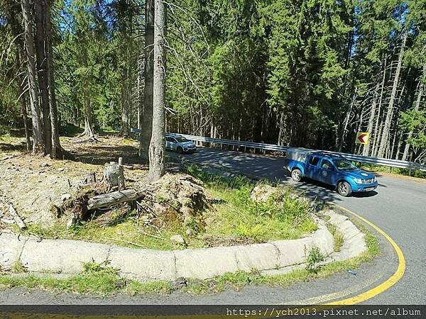 沿著蜿蜒小路翻越美麗高聳的喀爾巴阡山，冷風吹拂的高山驛站休息