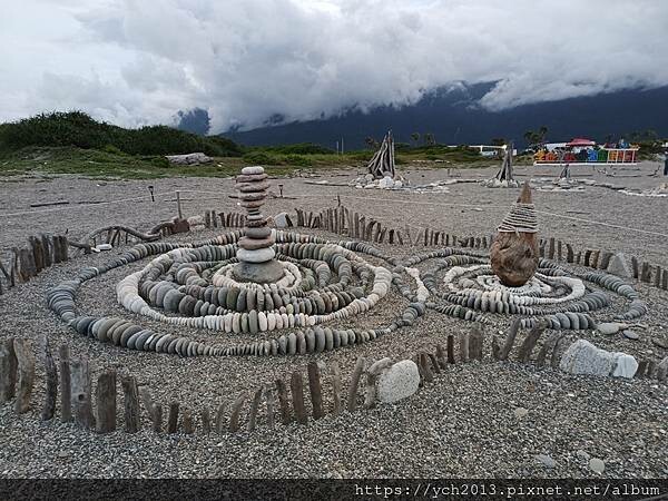 精彩絕倫的2025曼波新城太平洋國際疊石藝術季/利用七星潭海