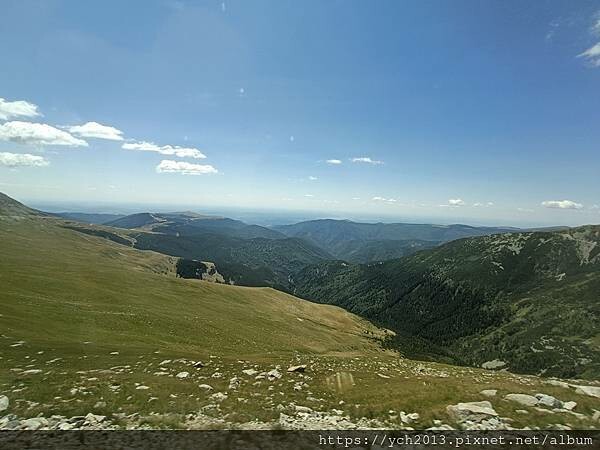 沿著蜿蜒小路翻越美麗高聳的喀爾巴阡山，冷風吹拂的高山驛站休息