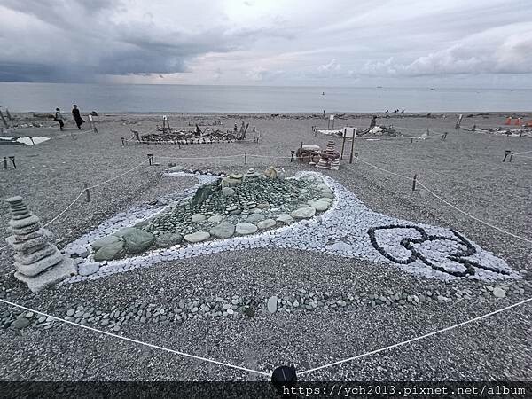 精彩絕倫的2025曼波新城太平洋國際疊石藝術季/利用七星潭海