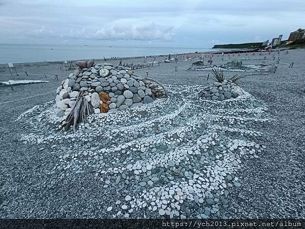 精彩絕倫的2025曼波新城太平洋國際疊石藝術季/利用七星潭海