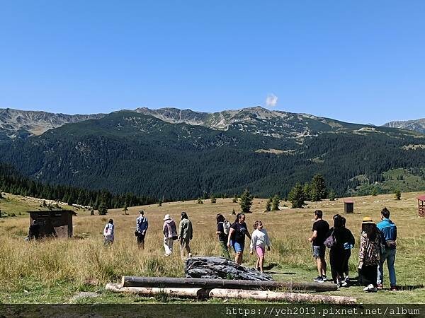 沿著蜿蜒小路翻越美麗高聳的喀爾巴阡山，冷風吹拂的高山驛站休息