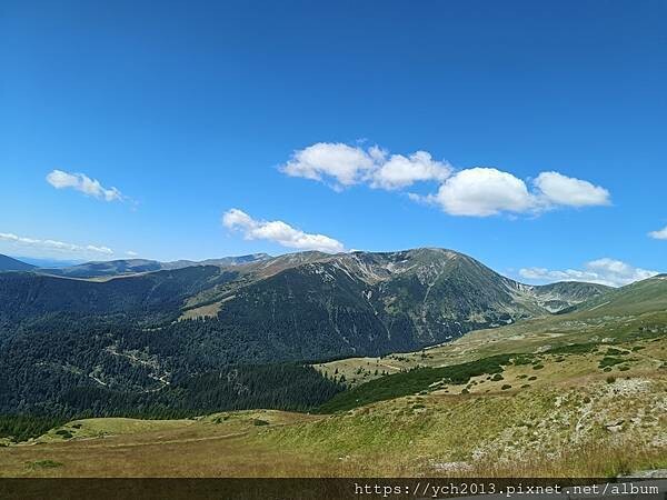 沿著蜿蜒小路翻越美麗高聳的喀爾巴阡山，冷風吹拂的高山驛站休息