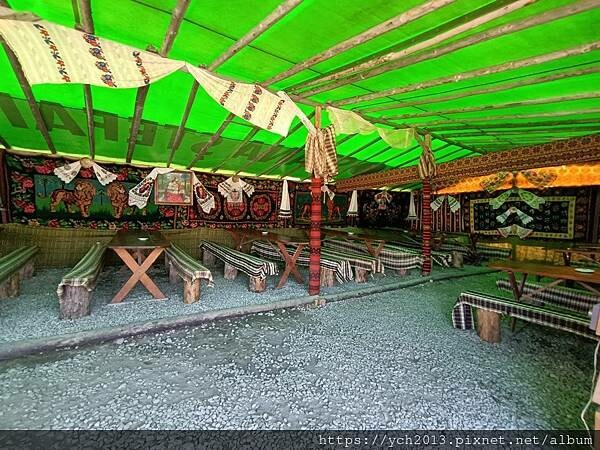 沿著蜿蜒小路翻越美麗高聳的喀爾巴阡山，冷風吹拂的高山驛站休息