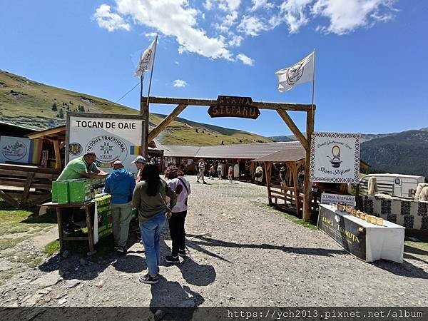 沿著蜿蜒小路翻越美麗高聳的喀爾巴阡山，冷風吹拂的高山驛站休息