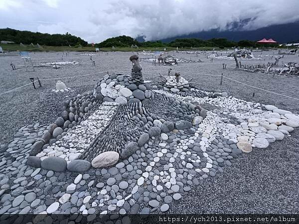 精彩絕倫的2025曼波新城太平洋國際疊石藝術季/利用七星潭海