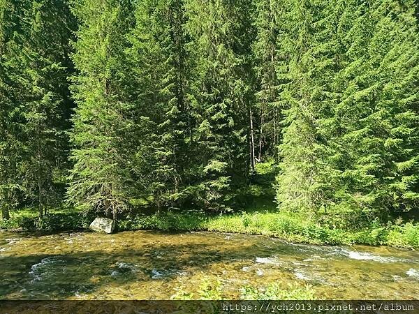沿著蜿蜒小路翻越美麗高聳的喀爾巴阡山，冷風吹拂的高山驛站休息