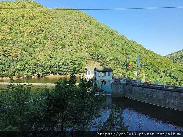 沿著蜿蜒小路翻越美麗高聳的喀爾巴阡山，冷風吹拂的高山驛站休息