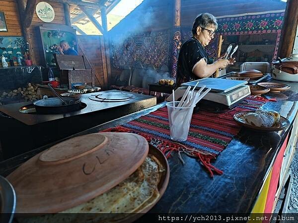 沿著蜿蜒小路翻越美麗高聳的喀爾巴阡山，冷風吹拂的高山驛站休息
