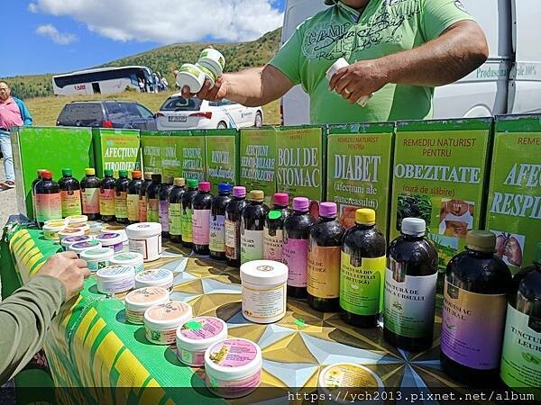 沿著蜿蜒小路翻越美麗高聳的喀爾巴阡山，冷風吹拂的高山驛站休息