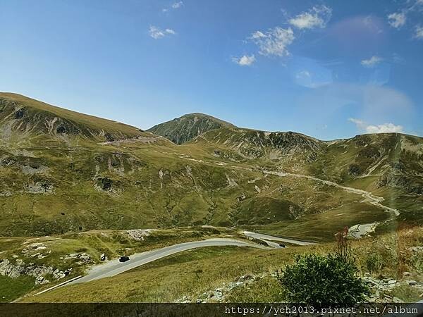 沿著蜿蜒小路翻越美麗高聳的喀爾巴阡山，冷風吹拂的高山驛站休息