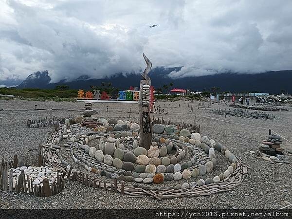 精彩絕倫的2025曼波新城太平洋國際疊石藝術季/利用七星潭海