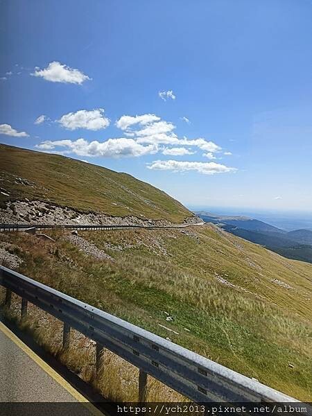 沿著蜿蜒小路翻越美麗高聳的喀爾巴阡山，冷風吹拂的高山驛站休息