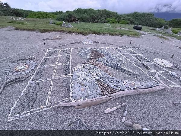 精彩絕倫的2025曼波新城太平洋國際疊石藝術季/利用七星潭海