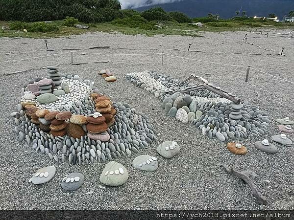 精彩絕倫的2025曼波新城太平洋國際疊石藝術季/利用七星潭海