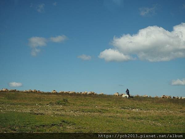 沿著蜿蜒小路翻越美麗高聳的喀爾巴阡山，冷風吹拂的高山驛站休息