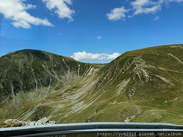 沿著蜿蜒小路翻越美麗高聳的喀爾巴阡山，冷風吹拂的高山驛站休息