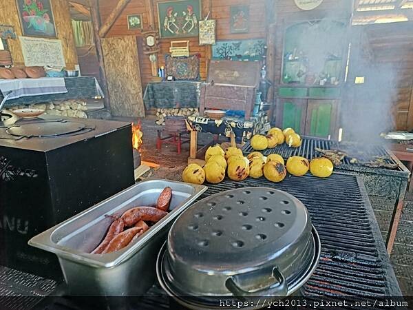 沿著蜿蜒小路翻越美麗高聳的喀爾巴阡山，冷風吹拂的高山驛站休息