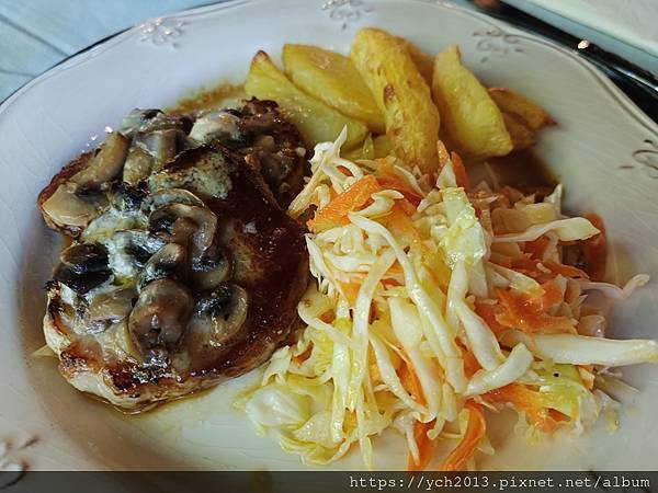 Conacul Maldar飯店景觀餐廳午餐，還有多種溫帶水