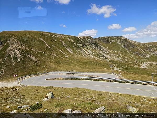 沿著蜿蜒小路翻越美麗高聳的喀爾巴阡山，冷風吹拂的高山驛站休息