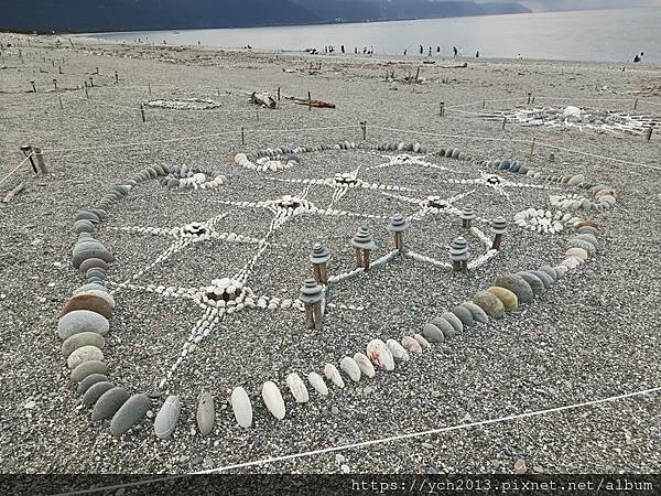 精彩絕倫的2025曼波新城太平洋國際疊石藝術季/利用七星潭海