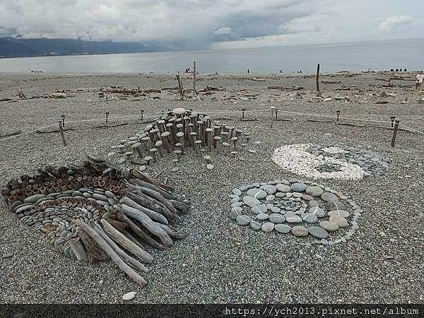 精彩絕倫的2025曼波新城太平洋國際疊石藝術季/利用七星潭海