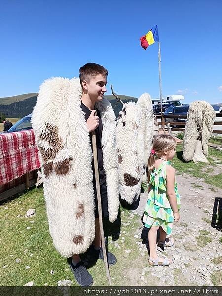 沿著蜿蜒小路翻越美麗高聳的喀爾巴阡山，冷風吹拂的高山驛站休息