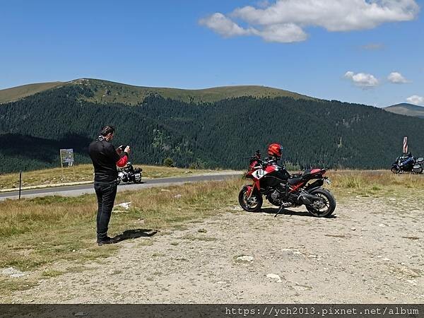 沿著蜿蜒小路翻越美麗高聳的喀爾巴阡山，冷風吹拂的高山驛站休息