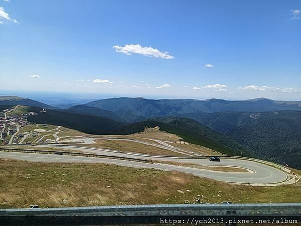 沿著蜿蜒小路翻越美麗高聳的喀爾巴阡山，冷風吹拂的高山驛站休息
