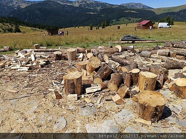 沿著蜿蜒小路翻越美麗高聳的喀爾巴阡山，冷風吹拂的高山驛站休息