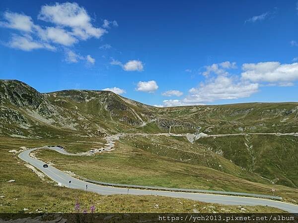 沿著蜿蜒小路翻越美麗高聳的喀爾巴阡山，冷風吹拂的高山驛站休息