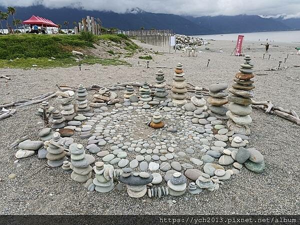 精彩絕倫的2025曼波新城太平洋國際疊石藝術季/利用七星潭海