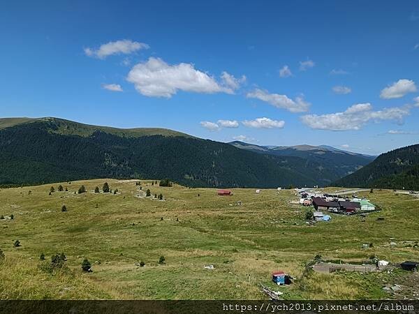 沿著蜿蜒小路翻越美麗高聳的喀爾巴阡山，冷風吹拂的高山驛站休息