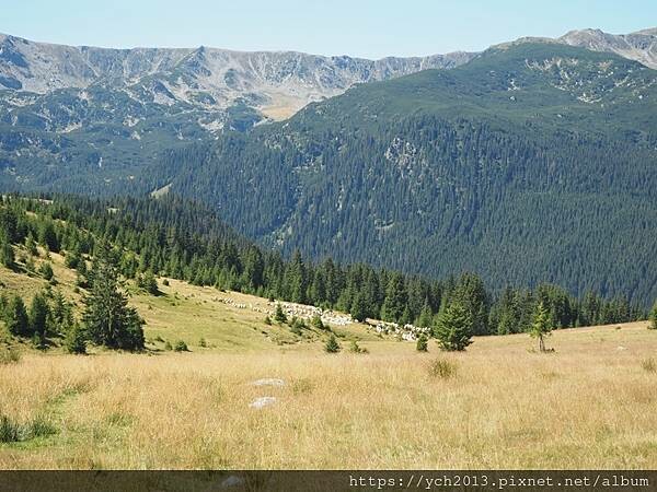 沿著蜿蜒小路翻越美麗高聳的喀爾巴阡山，冷風吹拂的高山驛站休息