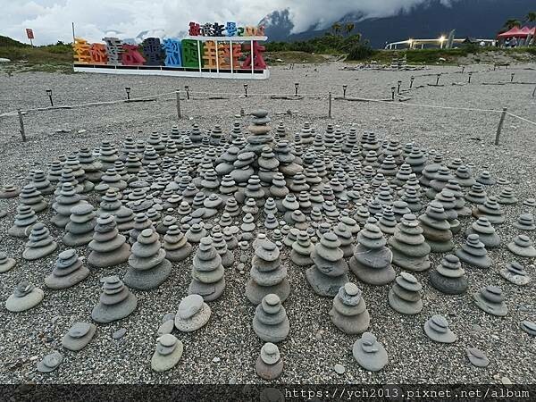 精彩絕倫的2025曼波新城太平洋國際疊石藝術季/利用七星潭海