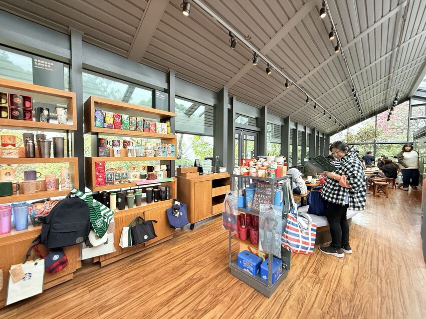 新北淡水一日遊：文藝森林系咖啡廳星巴克雲門門市。鄰近淡水河堤景色優美的真理大學