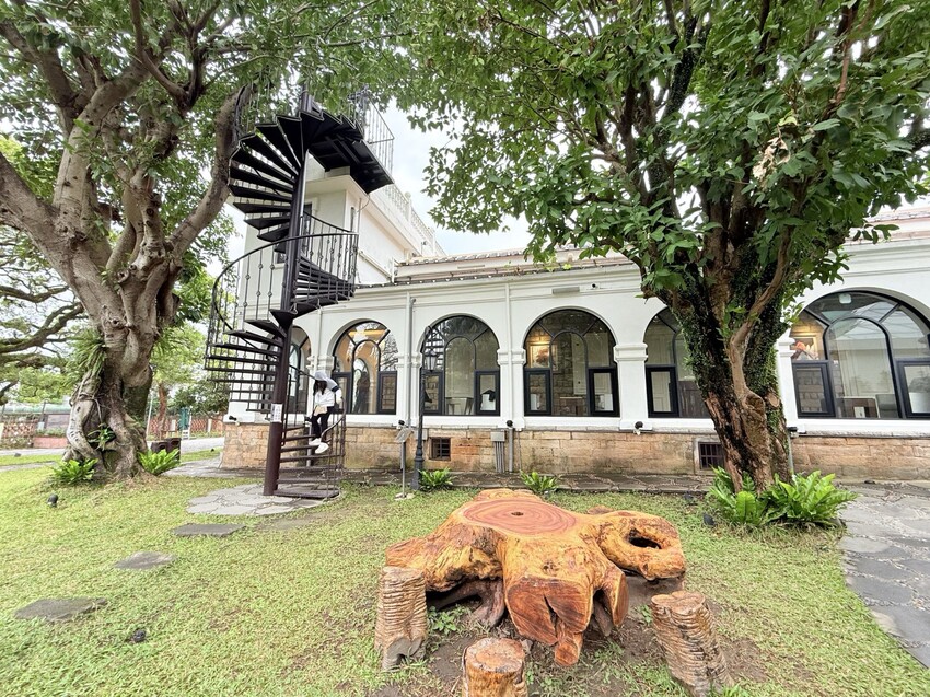 淡水巫登益美術館新北館：百年古蹟內的藝術美術館。超美庭園