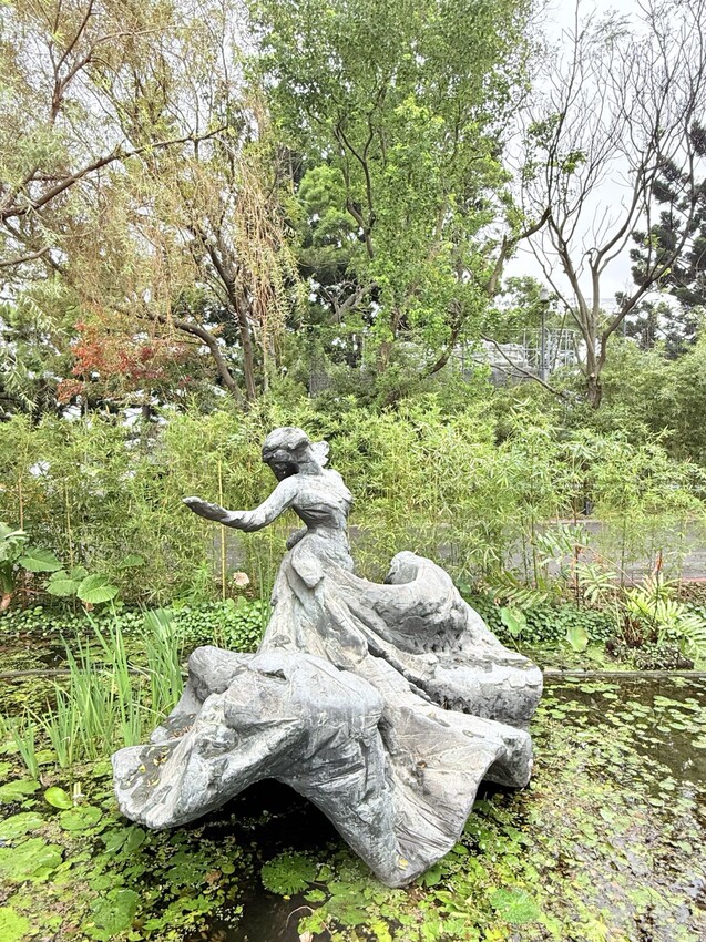 新北淡水一日遊：文藝森林系咖啡廳星巴克雲門門市。鄰近淡水河堤景色優美的真理大學