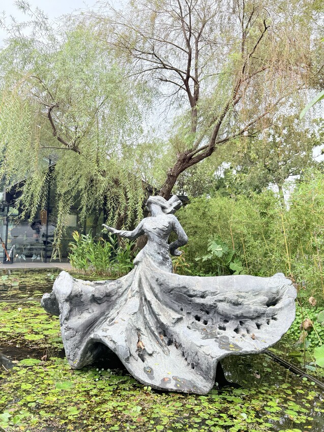 新北淡水一日遊：文藝森林系咖啡廳星巴克雲門門市。鄰近淡水河堤景色優美的真理大學