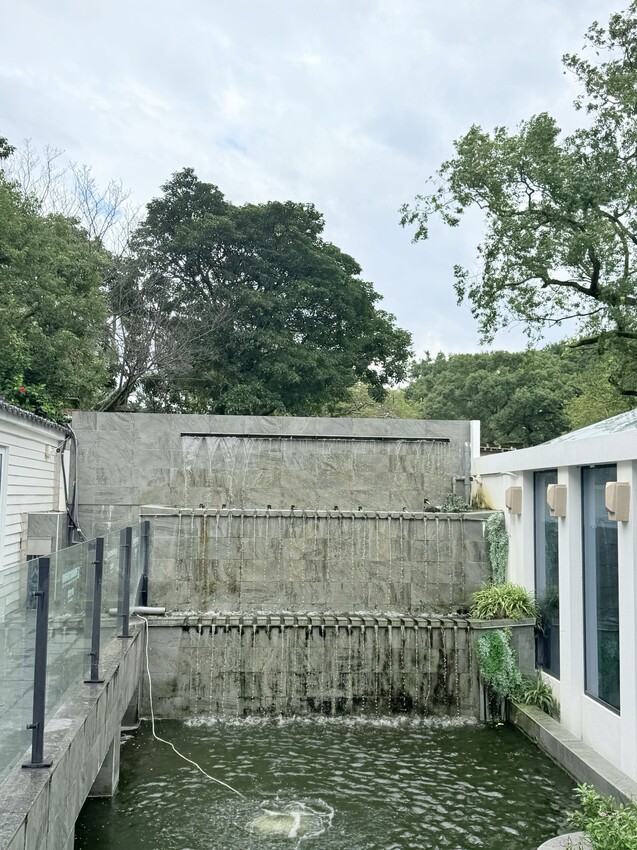 淡水巫登益美術館新北館：百年古蹟內的藝術美術館。超美庭園