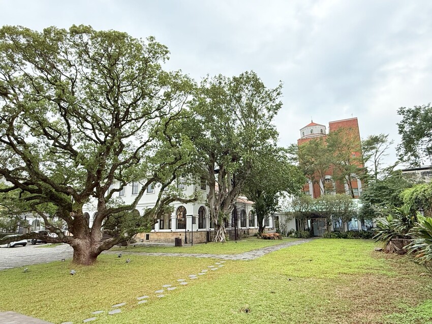 淡水巫登益美術館新北館：百年古蹟內的藝術美術館。超美庭園