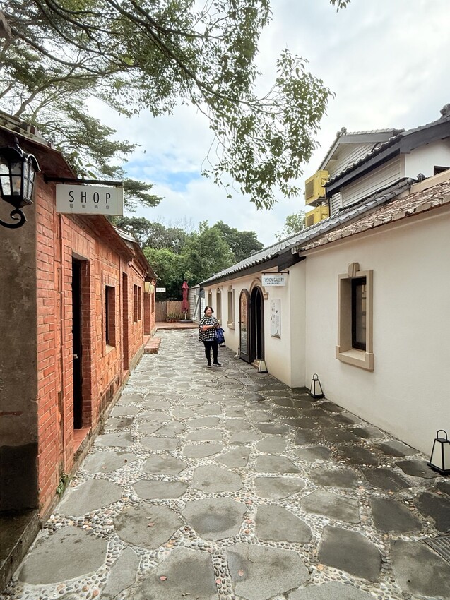 淡水巫登益美術館新北館：百年古蹟內的藝術美術館。超美庭園