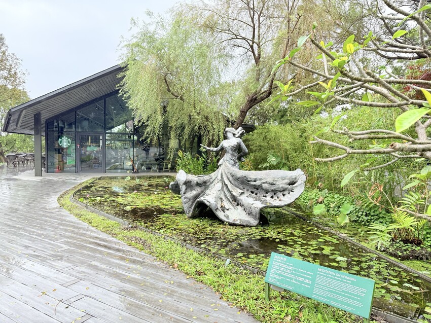 新北淡水一日遊：文藝森林系咖啡廳星巴克雲門門市。鄰近淡水河堤景色優美的真理大學