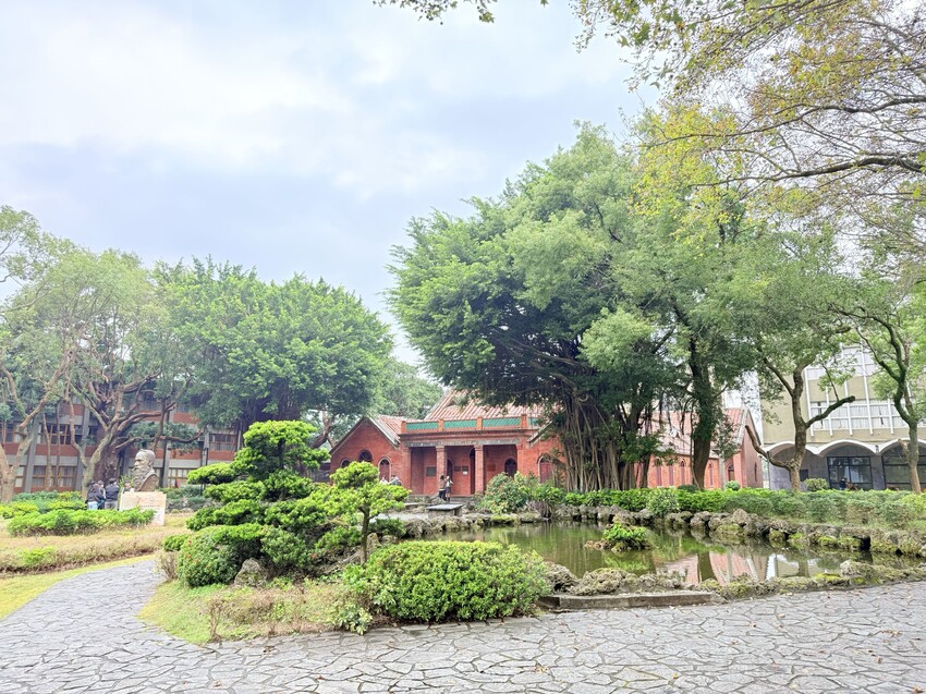 新北淡水一日遊：文藝森林系咖啡廳星巴克雲門門市。鄰近淡水河堤景色優美的真理大學