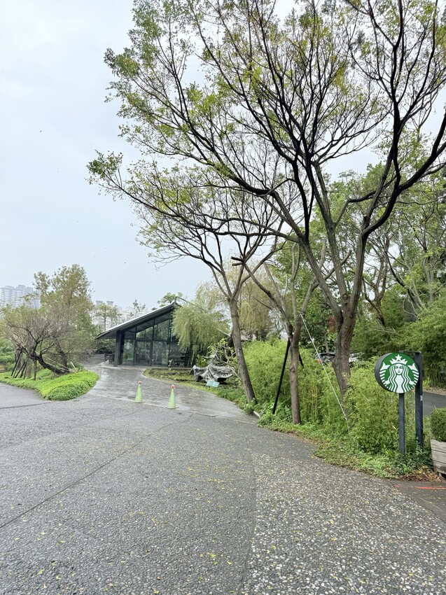 新北淡水一日遊：文藝森林系咖啡廳星巴克雲門門市。鄰近淡水河堤景色優美的真理大學