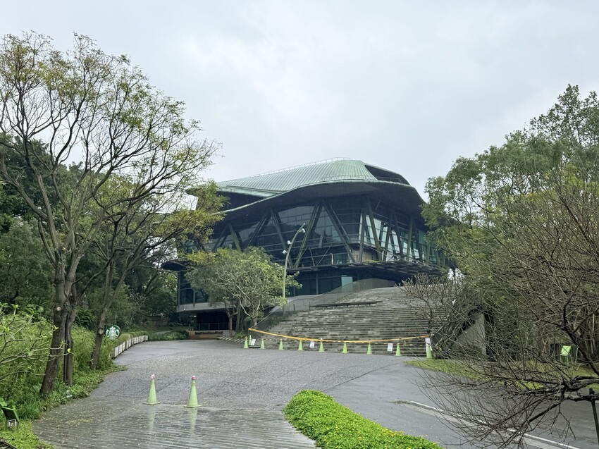 新北淡水一日遊：文藝森林系咖啡廳星巴克雲門門市。鄰近淡水河堤景色優美的真理大學