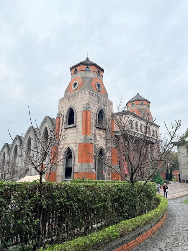 新北淡水一日遊：文藝森林系咖啡廳星巴克雲門門市。鄰近淡水河堤景色優美的真理大學