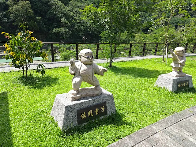 觸口天長地久橋 (阿里山國家風景區) - 小和尚石雕 觸口天長地久橋 (阿里山國家風景區) - 小和尚石雕