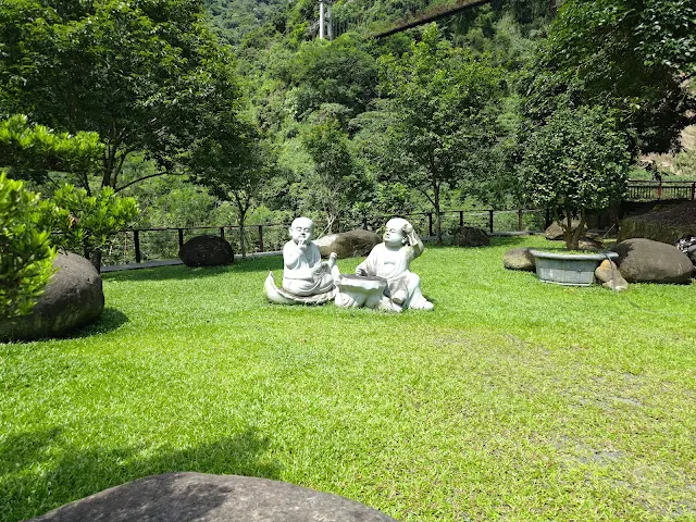 觸口天長地久橋 (阿里山國家風景區) - 小和尚石雕 觸口天長地久橋 (阿里山國家風景區) - 小和尚石雕